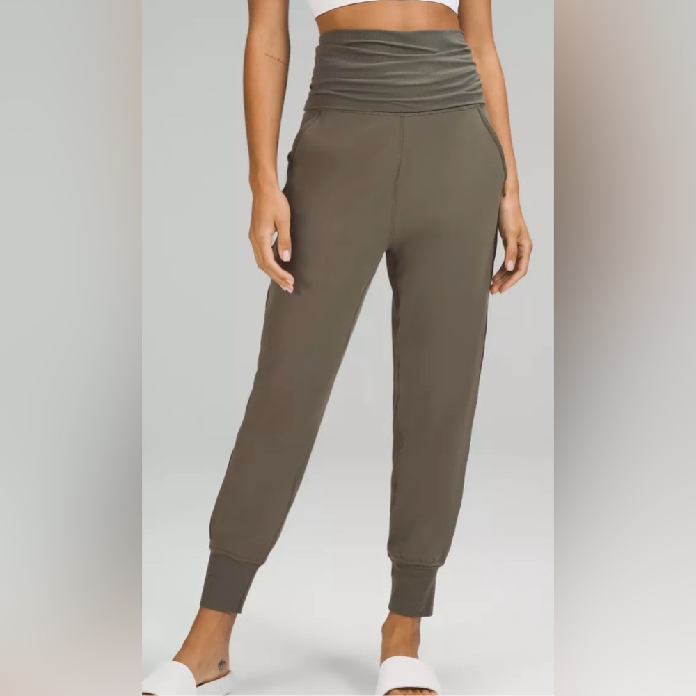 lululemon Align™ Super-High-
Rise Ribbed-Waist Jogger